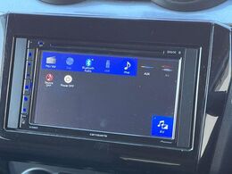 【ディスプレイオーディオ】お持ちのスマホやMP3プレイヤーとの無線接続で音楽再生が可能！コードで繋ぐわずらわしさも無く、手軽にお気に入りの音楽を楽しめます。