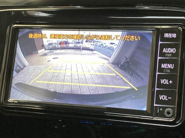 【純正7インチナビ】FM・AMラジオやブルートゥース接続など多彩な機能を併せ持っており、インパネ周りがすっきりしてますね！追加オプションでナビ機能やフルセグTV、DVD再生なども可能です。