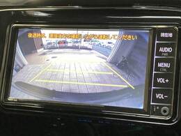 【純正7インチナビ】FM・AMラジオやブルートゥース接続など多彩な機能を併せ持っており、インパネ周りがすっきりしてますね！追加オプションでナビ機能やフルセグTV、DVD再生なども可能です。