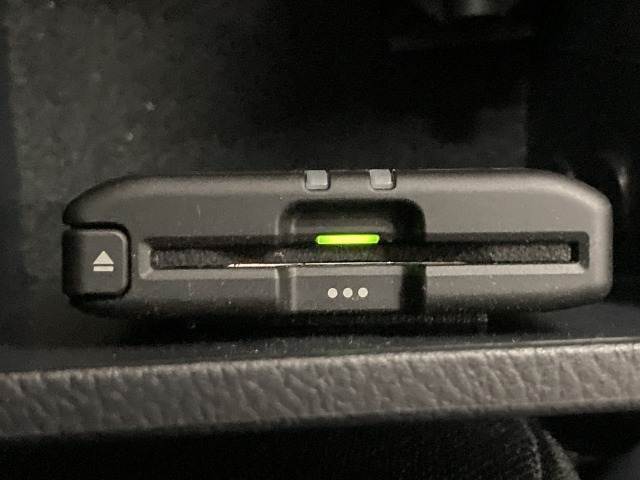 【ETC車載器】を装備しておりますので、ご納車直後からの遠距離ドライブも可能です。土日の利用料金の割引や、朝夕の通行料金を割引料金で高速道路をお楽しみいただけます。
