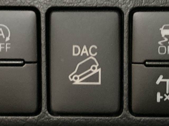【ダウンヒルアシストコントロール】スイッチひとつで降坂時の車速を低車速にキープ。安定走行をサポートすることで急な下り坂での不安を解消します。