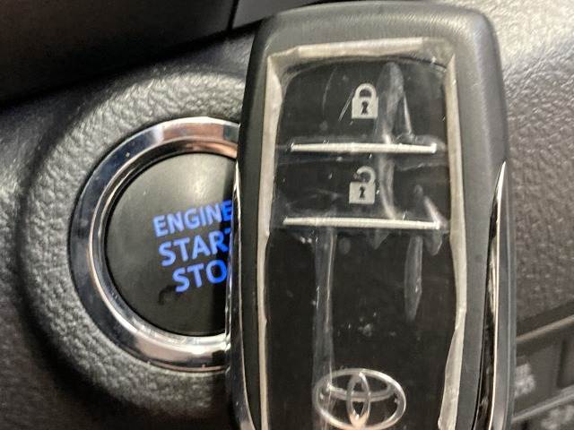【スマートキー・プッシュスタート】キーを身につけている状態なら、ドアに付いているスイッチを押すだけで、ドアロックの開閉ができる機能。エンジン始動も便利です