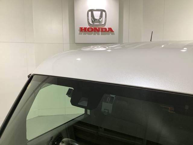 Honda SENSING装着車です。衝突を予測してブレーキをかけたり、前のクルマにちょうどいい距離で走行できる多彩な安心・快適機能を搭載した先進の安全運転支援システムがドライバーをサポートします。