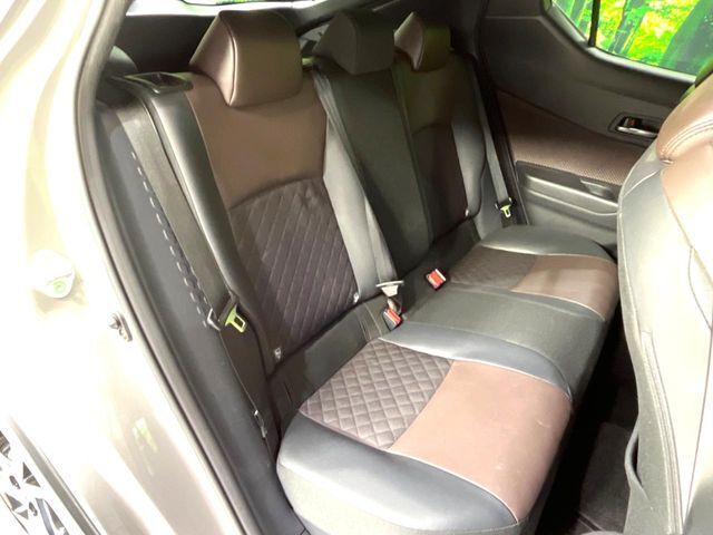 後部座席も気になるようなキズ・汚れやへたり等、大きなダメージはなく、良好な状態です。