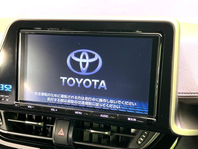 【大画面ナビ】人気の大型9インチナビを装備。存在感のある大画面はインパクト大！ナビ利用時のマップ表示は見やすく、テレビやDVDは臨場感がアップ！いつものドライブがグッと楽しくなります