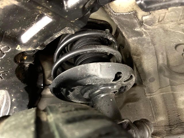 お車を安心してお乗りいただく為には、足回りの定期点検が欠かせません。サービスサポート（有償保証）では無料点検もご提供しており、安心のカーライフをお過ごしいただけるサポート体制が整っています。