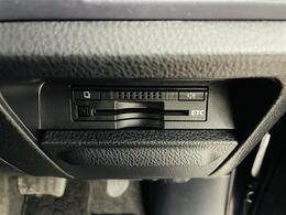 【ETC】有料道路を利用する際に料金所で停止することなく通過できる、ETC車載器（ノンストップ自動料金収受システム機器）が装備されています。セットアップを行うことで利用可能になります。