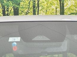 【トヨタセーフティセンス】走行中に前方の車両等を認識し、衝突しそうな時は警報とブレーキで衝突回避と被害軽減をアシスト。より安全にドライブをお楽しみいただけます。