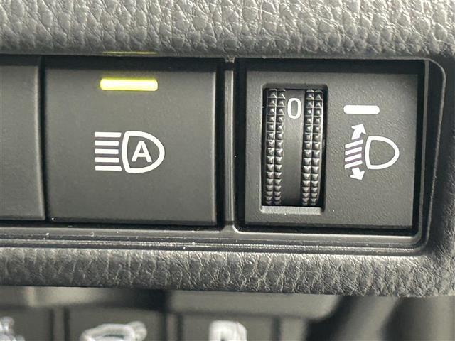 【オートマチックハイビーム（AHB）】フロントウインドウガラス上部に設置された前方カメラにより、前方車両のランプや街路灯などの明るさを判定し、自動的にハイビームとロービームを切り換えてくれます！