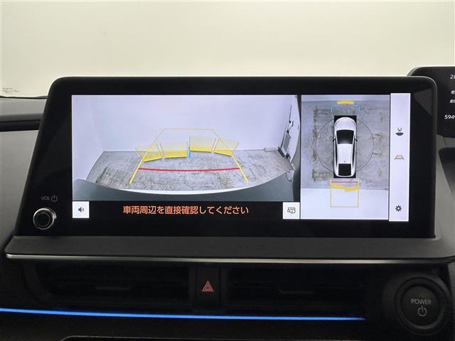 【パノラミックビューモニター】クルマを真上から見下ろした視点で駐車をサポートします！クルマの斜め後ろや真横など、いち早く障害物に気が付くことができます。