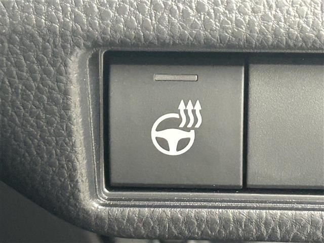 【ステアリングヒーター】冬場の寒い日に手がかじかみながら運転するのはツライですよね。でも、これがあれば安心です！ハンドルのグリップ部がじわっと暖かくなって心までポカポカします。