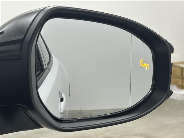 【BSM（ブラインドスポットモニター）】隣車線上の側方および後方から接近する車両を検知すると、検知した側のドアミラーが点灯。その状態でウインカーを出すと、インジケーターの点滅と警報音で警告します。