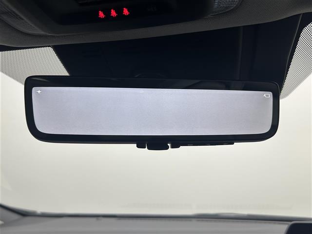 【デジタルインナーミラー】車両後方カメラの映像をミラーに映すことが出来ます。 そのため、後席に人や荷物があって後方が見えづらい場合でもしっかり視界を確保することが出来ます。