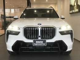 【BMWの伝統-1】BMWの特徴的な“キドニーグリル”は、80年以上続く伝統の形でございます。変わらないこだわりのデザインが、プレミアムブランド“BMW”を創り出します。