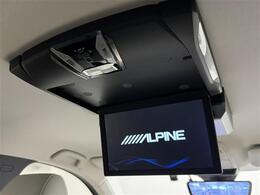 【アルパイン後席モニター】アルパイン製、10.1インチ後席モニターを装備。家族や仲間との長距離ドライブも、このモニターがあればさらに盛り上がりますね！