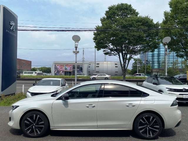 サイドビューです！外装は専任のスタッフが真心込めてワックス磨きを行ってますので、ピカピカな状態に仕上がってます！ご来店の上，この仕上がりをお確かめ