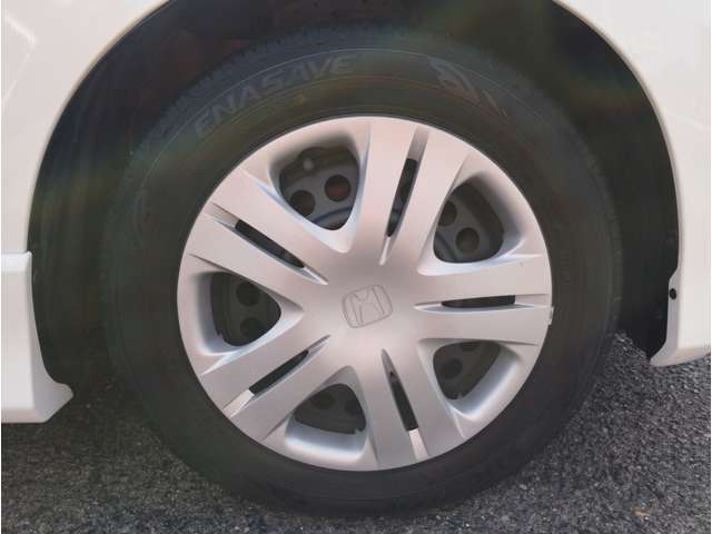 中古車購入にあたってはタイヤの残りも気になるところ。　こちらはまだ十分に山は残っています！