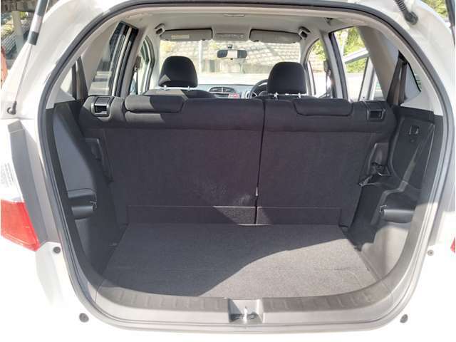 お買い物にはもちろん、レジャーでも大活躍の広いトランク。