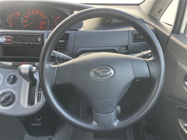 【ハンドル】軽い力で扱いやすいハンドルです。目立つ傷やスレなどなく綺麗な状態です！除菌プランいれていただくとさらに快適に！清潔なお車はお子様にも安心ですね！