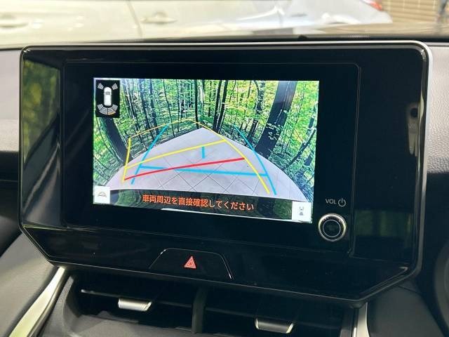 【バックカメラ】駐車時に後方がリアルタイム映像で確認できます。大型商業施設や立体駐車場での駐車時や、夜間のバック時に大活躍！運転スキルに関わらず、今や必須となった装備のひとつです！