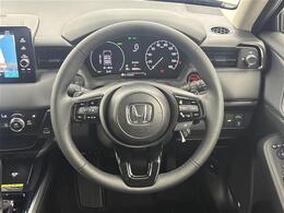 【ステアリング】軽い力で扱いやすいハンドルです。目立つ傷やスレなどなく綺麗な状態です！除菌プランいれていただくとさらに快適に！清潔なお車はお子様にも安心ですね！