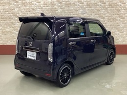 大型のテールゲートスポイラーでスタイリッシュな印象へ！