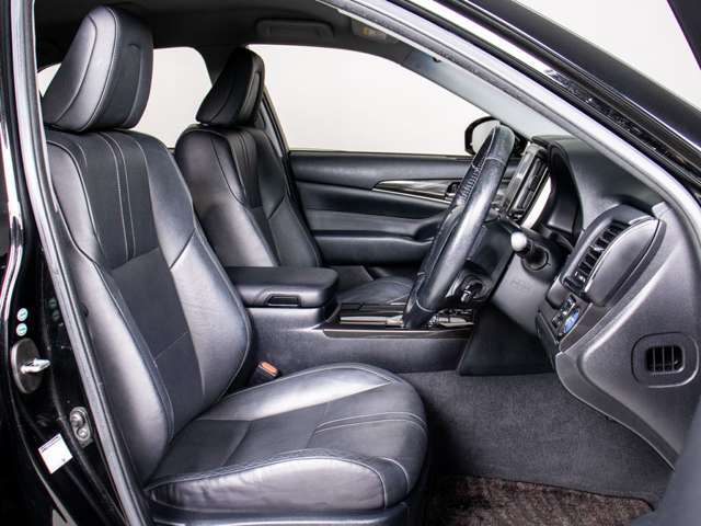 快適エアシート＆シートヒーターを装備しています！高級車ならではの装備です！シートが暖まる機能！シートから冷風が出る機能！どちらも付いています！！寒い冬も、暑い夏も快適にご乗車頂けます！！