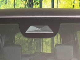 【ホンダセンシング】走行中に前方の車両等を認識し、衝突しそうな時は警報とブレーキで衝突回避と被害軽減をアシスト。より安全にドライブをお楽しみいただけます。