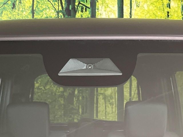【ホンダセンシング】走行中に前方の車両等を認識し、衝突しそうな時は警報とブレーキで衝突回避と被害軽減をアシスト。より安全にドライブをお楽しみいただけます。