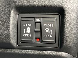 【両側パワースライドドア】スマートキーや運転席のスイッチで後席両側スライドドアの開閉が可能♪電動だから力を入れてドアを開ける必要が無く、小さなお子様でも簡単に開け閉めでき快適です♪