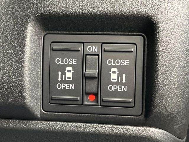【両側パワースライドドア】スマートキーや運転席のスイッチで後席両側スライドドアの開閉が可能♪電動だから力を入れてドアを開ける必要が無く、小さなお子様でも簡単に開け閉めでき快適です♪