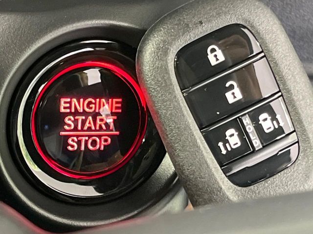 【Hondaスマートキー】カバンやポケットに入れたままでもドアの施錠・解錠が可能なスマートキーを装備。エンジンのオン・オフ時もカギを取り出す必要が無いからとっても便利です♪