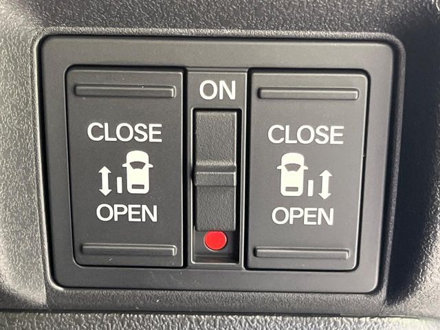 【両側パワースライドドア】スマートキーや運転席のスイッチで後席両側スライドドアの開閉が可能♪電動だから力を入れてドアを開ける必要が無く、小さなお子様でも簡単に開け閉めでき快適です♪