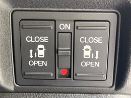 【両側パワースライドドア】スマートキーや運転席のスイッチで後席両側スライドドアの開閉が可能♪電動だから力を入れてドアを開ける必要が無く、小さなお子様でも簡単に開け閉めでき快適です♪