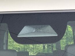 【ホンダセンシング】走行中に前方の車両等を認識し、衝突しそうな時は警報とブレーキで衝突回避と被害軽減をアシスト。より安全にドライブをお楽しみいただけます。