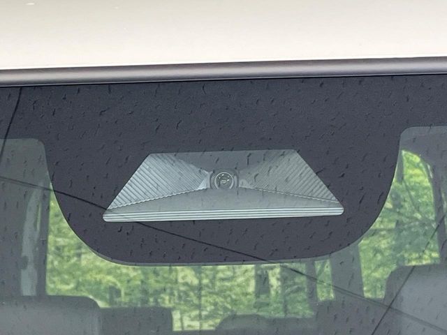 【ホンダセンシング】走行中に前方の車両等を認識し、衝突しそうな時は警報とブレーキで衝突回避と被害軽減をアシスト。より安全にドライブをお楽しみいただけます。