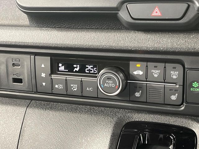 【オートエアコン】一度お好みの温度に設定すれば、車内の温度を検知し風量や温度を自動で調整。暑い…寒い…と何度もスイッチ操作をする必要はありません。快適な車内空間には必須の機能ですね♪
