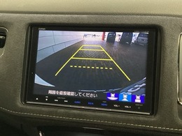 リバースギアに入れるだけで後方の表示へ切り替わります。夜間や雨の日の駐車も楽になりますよ。