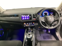 車内は光触媒抗菌消臭施工済です。スタイリッシュなデザインでスポーティなインパネ周りを演出します。グローブボックスやカップホルダーのほかにトレーなどたくさんの収納スペースが付いています。