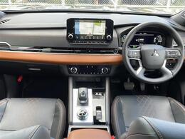 【　オ【インパネ全体】全方位で視界が広く、高い目線で運転もしやすいです！ートエアコン　】車内温度を感知して自動で温度調整をしてくれるのでいつでも快適な車内空間を創り上げます！