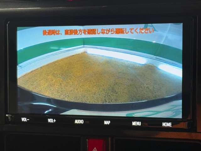 バックカメラがついて後方確認が簡単にできます！苦手としている車庫入れ等も安心して出来ますね！凄く需要の高い装備ですので、最初から付いていれば言う事なしですよね！？