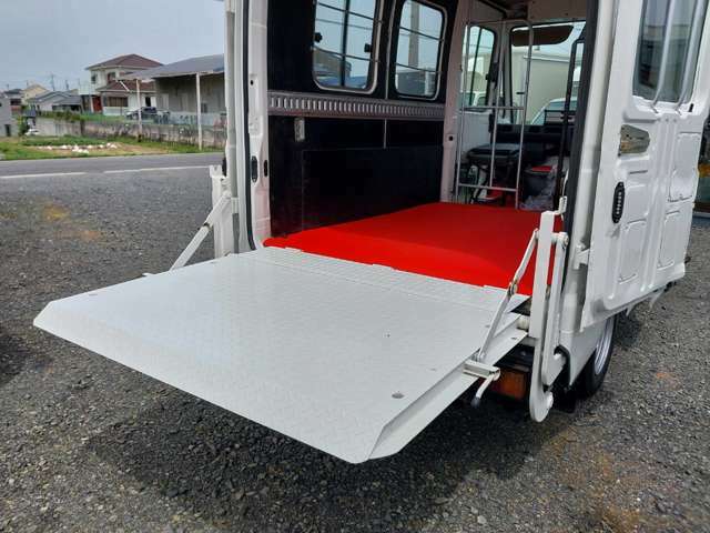 荷台側の接続用床板を使用することで、パワーゲートと荷台の隙間を埋めることができます