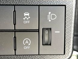 【アイドリングストップ】赤信号や渋滞で停車した際にエンジンを停止し、無駄な燃料の消費を抑えます。燃費向上や環境保護につなげる機能♪エンジンはブレーキを離せば再始動します。