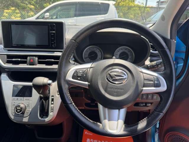 革を使用しており手にしっかり馴染みとても運転しやすいです。