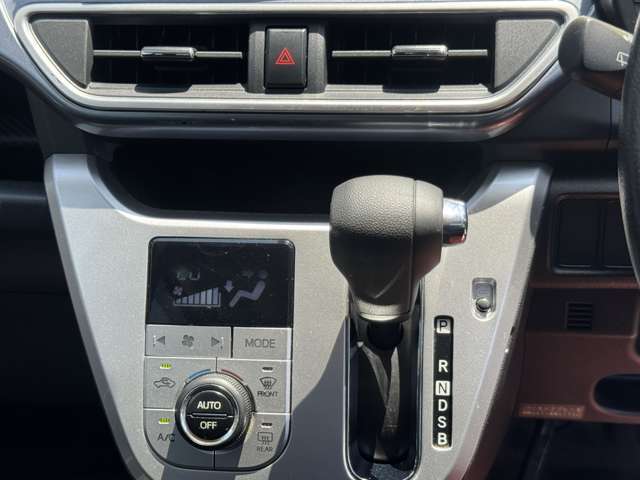 一度温度を設定するだけで車内の温度を自動で調整してくれます。寒い時や暑い時でも何度もスイッチを操作する必要はありません！