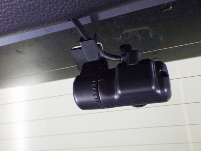 【リアドライブレコーダー】後方からのあおり運転や、万が一の事故にあった場合でも、ドライブレコーダーがその瞬間の映像を記録しています！事故だけでなく、楽しいお出かけの風景なども録画してくれています。
