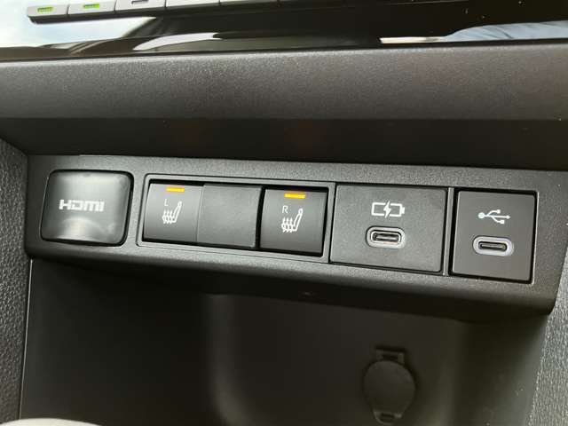 運転席助手席シートヒーター！ボタン1つで、寒い日もエアコンよりも先にシートを電動で温めてくれます！これは嬉しい装備ですね！