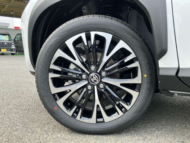 ★スタイリッシュな18純正インチアルミホイール★サイズは215/50R18タイヤ★タイヤの溝もバッチリです！