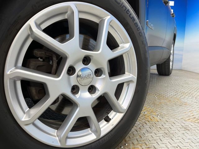 ●純正17インチアルミホイール：輸入車ならではの卓越した走りを支えるホイールと足回りです！日本車の走りに慣れている方にもぜひ体感して頂きたいほど、高いレベルでまとまっています！