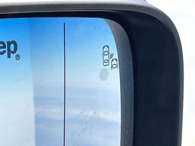 ●ブラインドアシストセンサー：視角からの車を感知し、ドライバーが車線変更を行う際に、警告音と共に注意を促してくれる安全支援機能です！